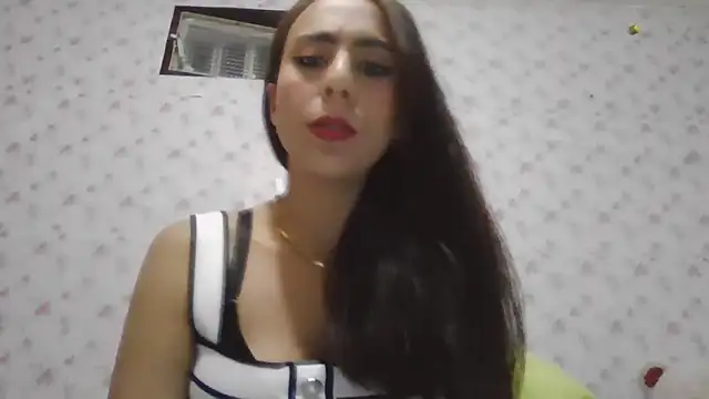 Snapshot of Roselingalvis13 chatting on February 9, 2026, 3:04 am Roselingalvis13 online show from February 9, 2026, 3:04 am