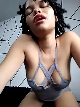 ChloeRaviss online show from November 3, 2025, 8:01 pm