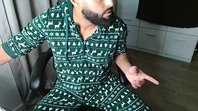 Snapshot of Milo9210 chatting on October 16, 2025, 8:17 pm Milo9210 online show from October 16, 2025, 8:17 pm