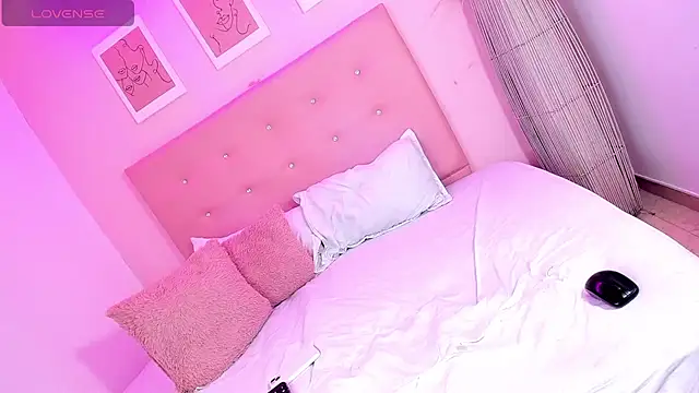 ANNIE DOLCE  online show from November 23, 2025, 12:15 pm