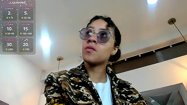 Snapshot of Hanna_Cornee_ chatting on October 17, 2025, 1:35 pm Hanna Cornee online show from October 17, 2025, 1:35 pm