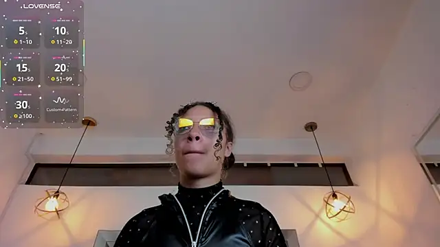 Hanna Cornee  online show from December 17, 2025, 2:11 pm