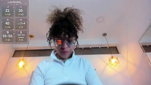 Hanna Cornee  online show from February 15, 2026, 1:32 pm