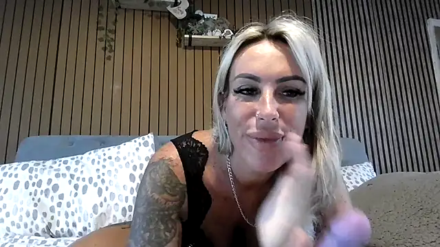 Snapshot of poppyinga1 chatting on June 17, 2026, 5:07 am poppyinga1 online show from June 17, 2026, 5:07 am