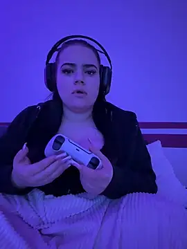 Shellybttn online show from April 9, 2026, 10:38 pm