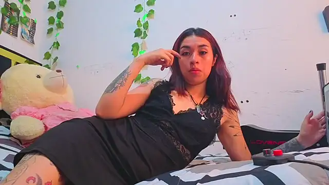 lucywhite13 online show from April 22, 2026, 4:36 pm