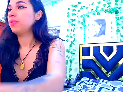 lucywhite13 online show from September 23, 2025, 1:07 pm