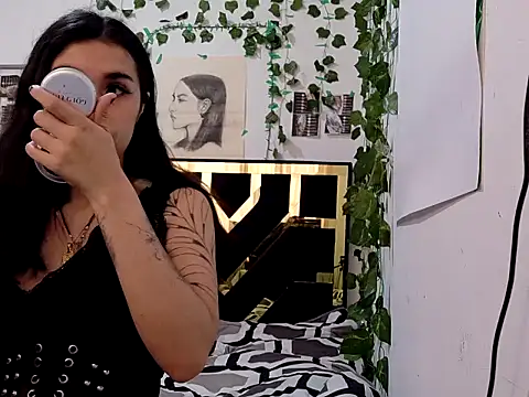 lucywhite13 online show from September 18, 2025, 4:32 pm