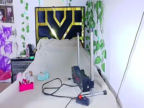 lucywhite13 online show from October 19, 2025, 5:43 am