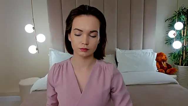 KiraHolli online show from November 24, 2025, 3:06 am