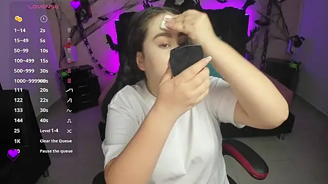 LolaVillalobos online show from October 22, 2025, 1:43 pm