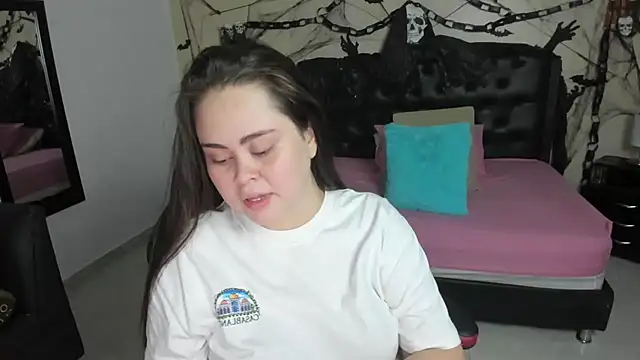 LolaVillalobos online show from October 27, 2025, 2:18 pm