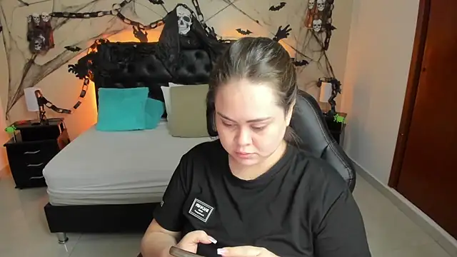 LolaVillalobos online show from October 16, 2025, 2:14 pm