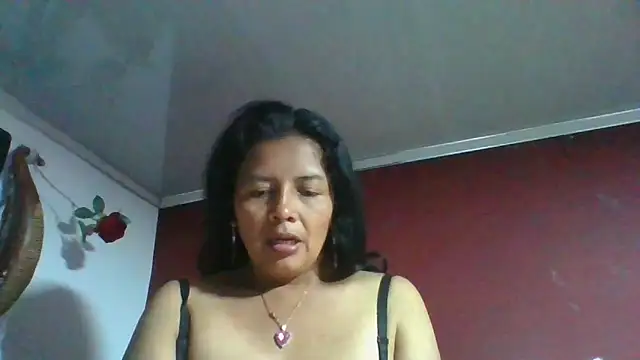 DianaOchoa  online show from May 10, 2026, 11:50 pm