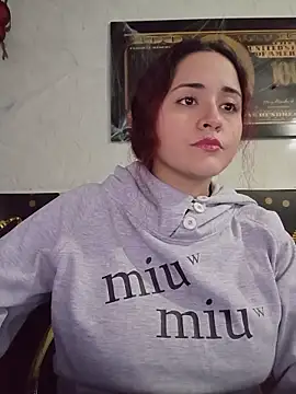 candy  fox  online show from October 17, 2025, 12:18 pm