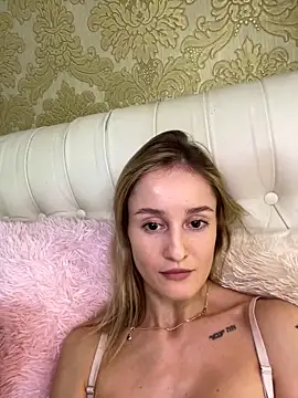 RosieBlossom online show from October 22, 2025, 9:03 pm