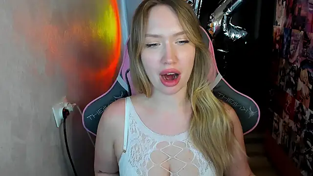 NicoleRiccii online show from April 17, 2026, 5:05 pm