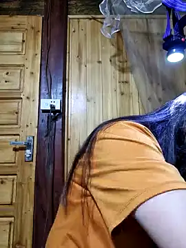 yoowwmr online show from October 28, 2025, 1:43 pm