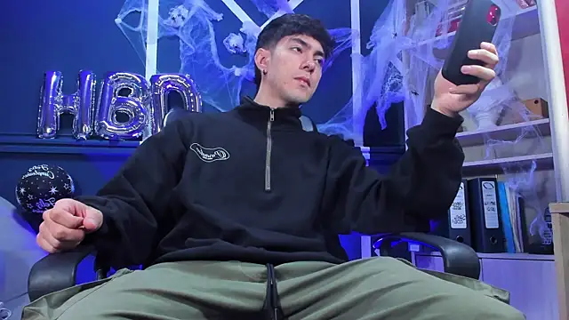 etham wolf  online show from October 30, 2025, 12:25 pm