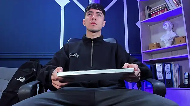 etham wolf  online show from September 9, 2025, 12:03 pm