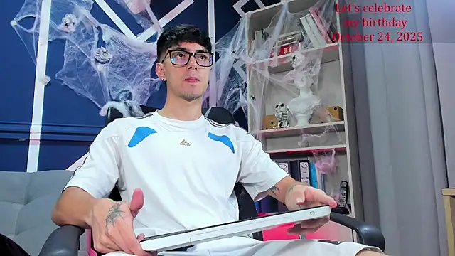 etham wolf  online show from October 18, 2025, 1:46 pm