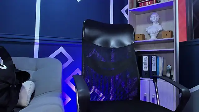 etham wolf  online show from October 4, 2025, 12:17 pm