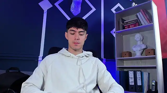 etham wolf  online show from September 25, 2025, 12:44 pm