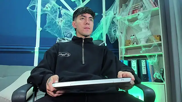 etham wolf  online show from October 20, 2025, 11:55 am