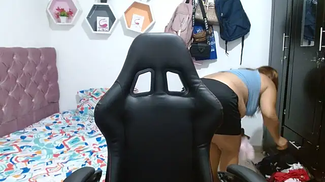 cristydirtyhot online show from April 25, 2026, 9:12 am