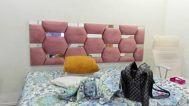 MiiaSmith   online show from November 8, 2025, 9:18 pm