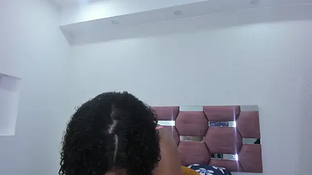 MiiaSmith   online show from November 20, 2025, 9:15 pm