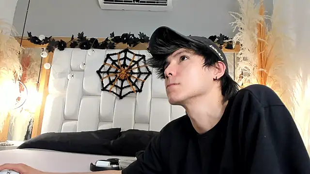 Daphne And Roger online show from October 17, 2025, 11:34 am