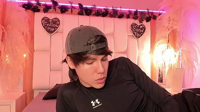 Snapshot of Daphne_And_Roger chatting on March 2, 2026, 11:17 am Daphne And Roger online show from March 2, 2026, 11:17 am