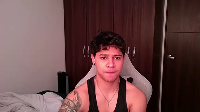 domsantiago  online show from October 2, 2025, 2:53 pm