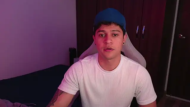 domsantiago  online show from October 4, 2025, 2:24 am