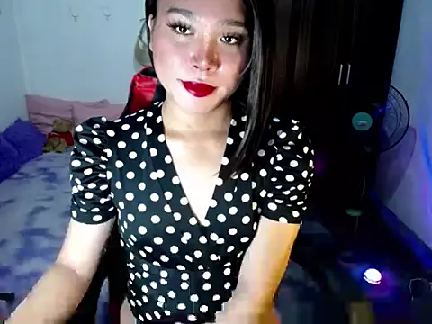 Urassiansweetcummer online show from June 8, 2026, 2:06 pm
