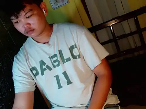 Reynelcock online show from November 6, 2025, 3:32 am