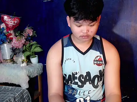 Reynelcock online show from November 13, 2025, 4:33 pm