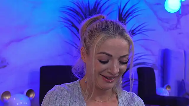 Izabellle02 online show from April 10, 2026, 4:08 am