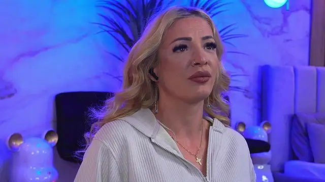 Izabellle02 online show from April 16, 2026, 3:40 am