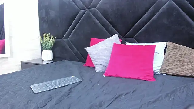 Dantzel  online show from March 14, 2026, 6:47 pm