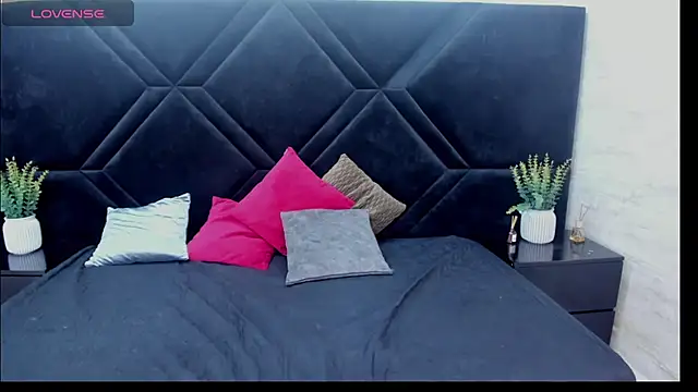 Dantzel  online show from April 2, 2026, 5:52 pm