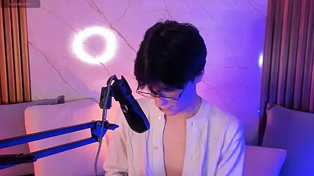 luixdust  online show from September 28, 2025, 4:08 am