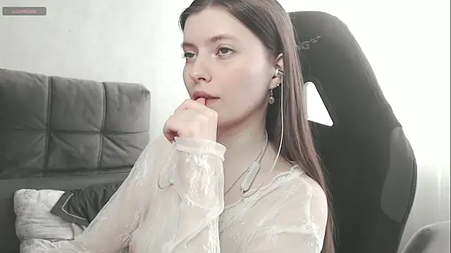 cute elfy  online show from October 30, 2025, 11:19 am