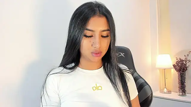 Snapshot of SalomeeBell chatting on November 8, 2025, 8:23 pm SalomeeBell online show from November 8, 2025, 8:23 pm