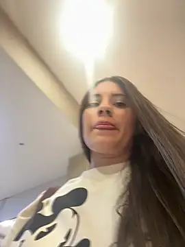 Snapshot of Isabella21_ chatting on November 10, 2025, 11:32 pm Isabella21 online show from November 10, 2025, 11:32 pm