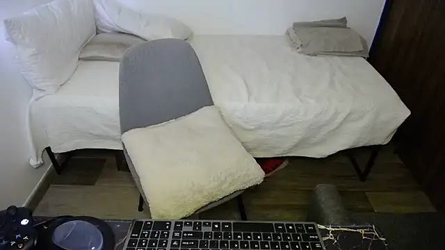 bossking017 online show from February 18, 2026, 7:43 pm