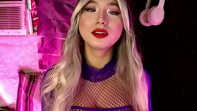 UrhotlucyTS online show from December 16, 2025, 7:12 am