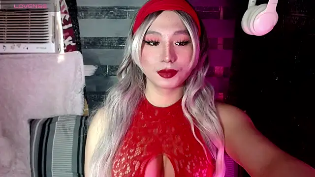 Snapshot of UrhotlucyTS chatting on October 4, 2025, 5:53 am UrhotlucyTS online show from October 4, 2025, 5:53 am