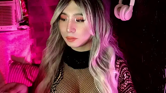 UrhotlucyTS online show from December 3, 2025, 6:57 am